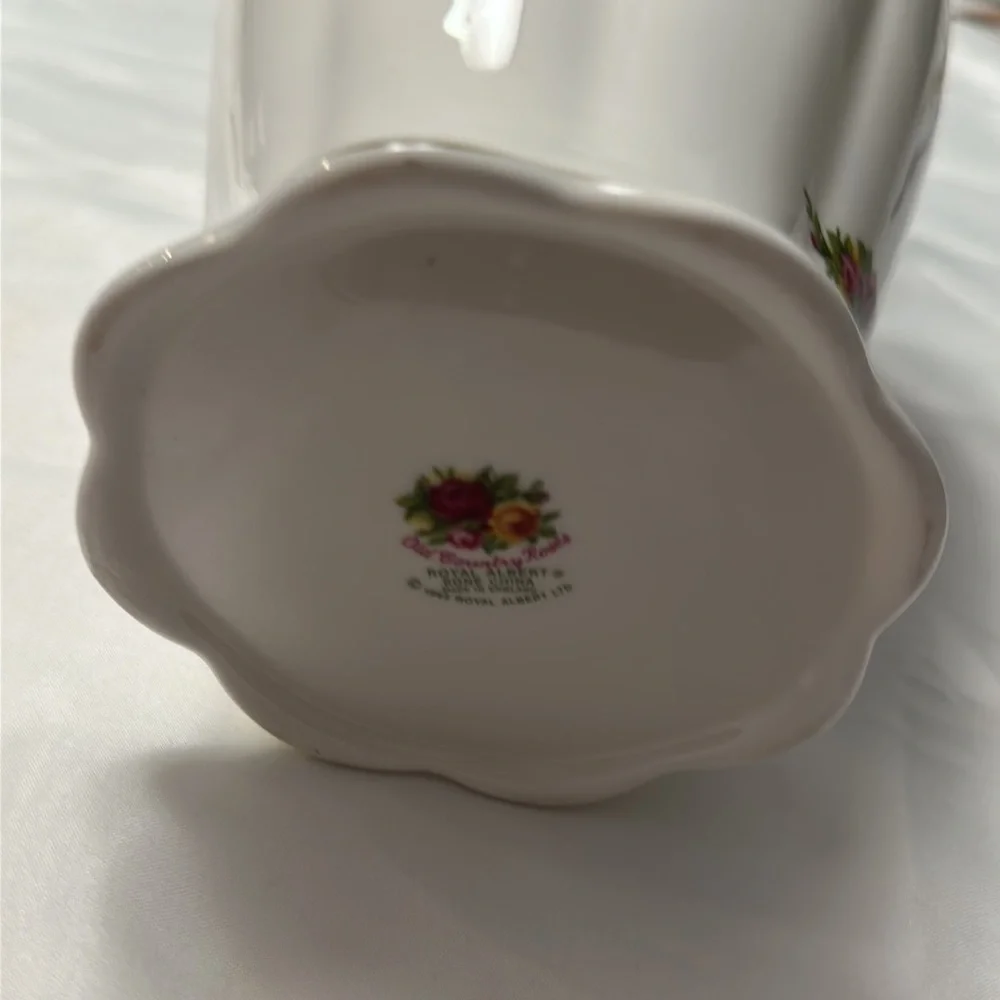 RARE 9” Large Royal Albert Old Country Roses Green Border Vase 1962 England